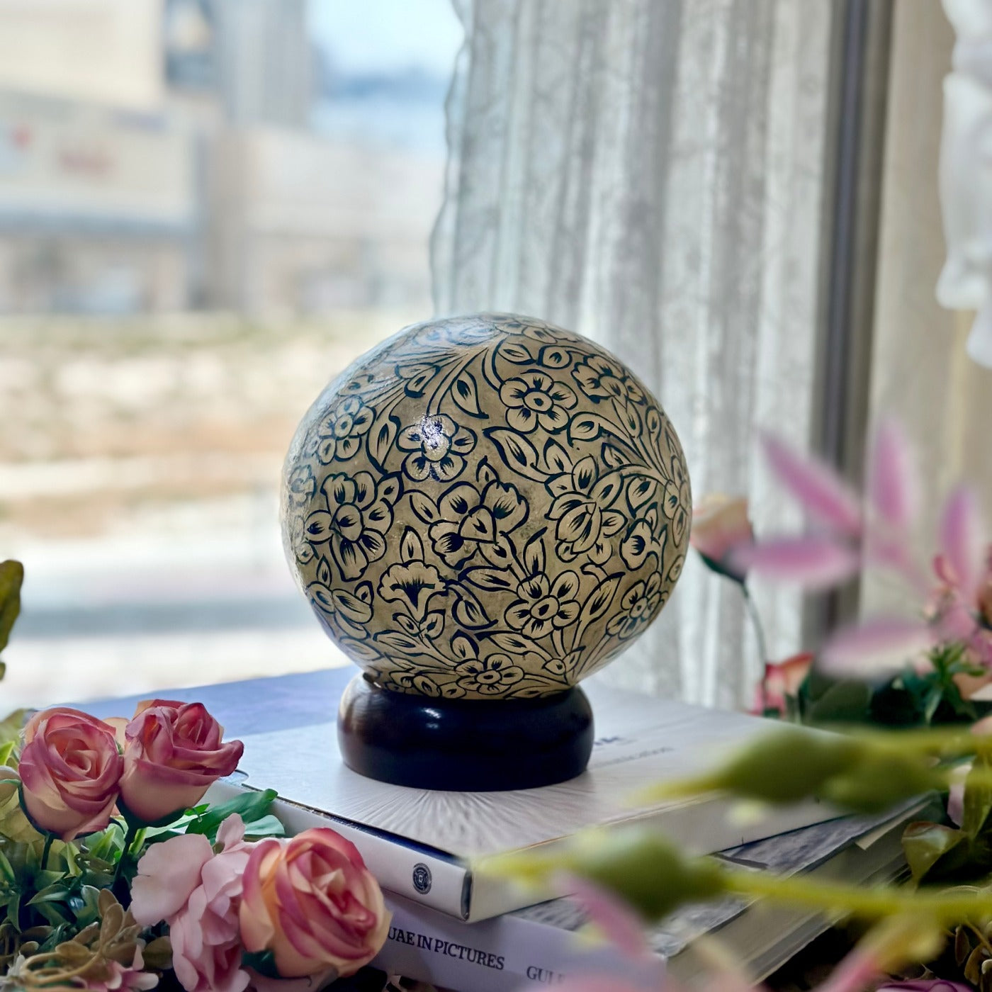 مصباح جلد الجمل المرسوم يدويًا – زهور عتيقة